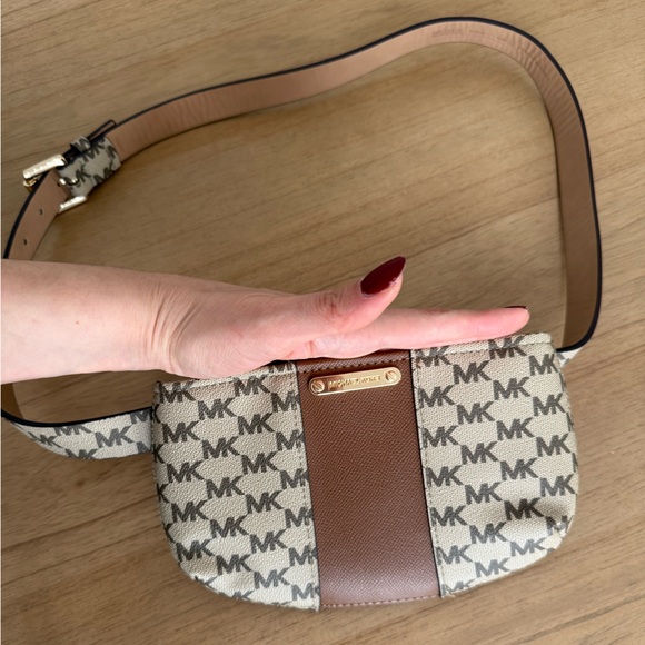 MICHAEL KORS BELT BAG - Picture 6 of 9